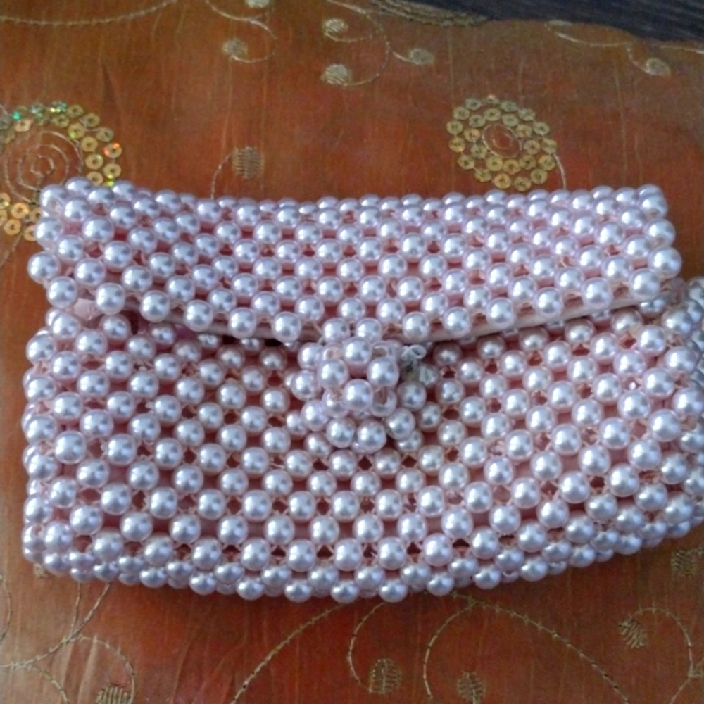 Vintage 1950s Light pink beaded pearl style elegant small bag.